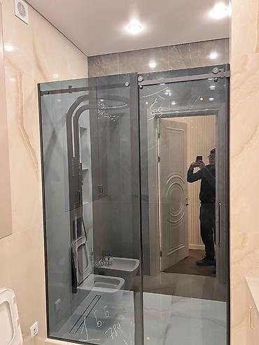 Душевые перегородки и ограждения: Стеклянные прямые душевые перегородки из закаленного стекла. Тип — 4