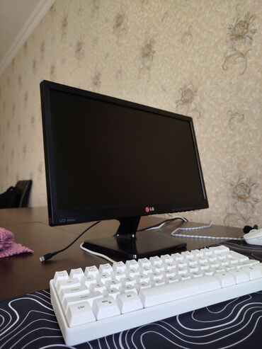 monitor almaq: Salam LG 20EN33 monitor satılır 20 inch 1600x900 Yaxşı vəziyyətdədir