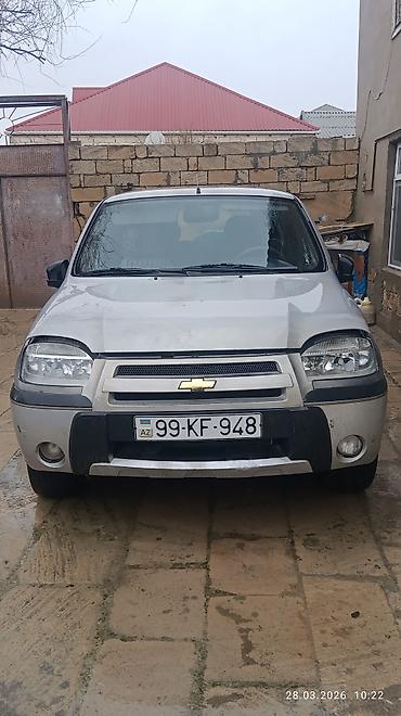avto maşınlar: Chevrolet Niva, gümüş rəng, 5 qapılı SUV. Əsas xüsusiyyətlər: - — 1
