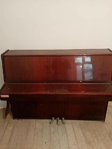 Upright piano – aqaq marka (korpusda loqo görünür) - Korpus: qəhvəyi