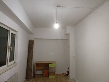 срочно продаётся 1 комнатная квартира в районе ошского рынка: 1 бөлмө, 15 кв. м, Жатакана жана мейманкана түрүндө, 9 кабат