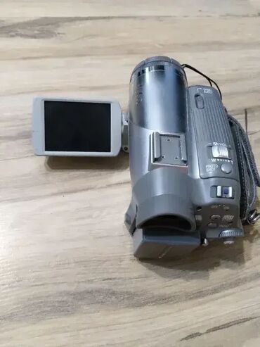 Video kamere: 1. Panasonic NV-GS75 - Camcorder - 540 Kpix - optical zoom: 10 x - — 13