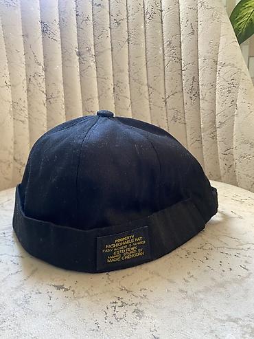 Kişi geyimləri: Qara minimal dizaynlı kasket (beanie-cap üslubu) - Rəng: qara - — 2
