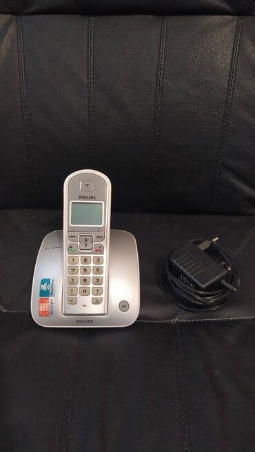 Fiksni telefoni: Philips CD 230 svetle boje (bele i sive), atraktivnog izgleda. Telefon