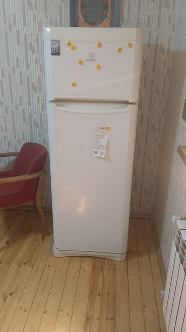 Холодильники: Б/у 2 двери Indesit Холодильник Продажа, цвет - Белый