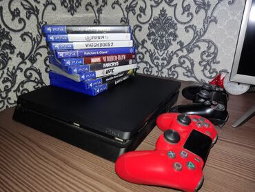 Видеоигры и приставки: PlayStation 4 slim 500gb В комплекте 2 геймпада Игры: Spider-man 2018