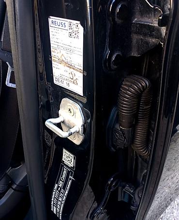 Mercedes-Benz: Mercedes-Benz E-Class sedan - Korpus: Qara rəng, aerodinamik kuzov — 10