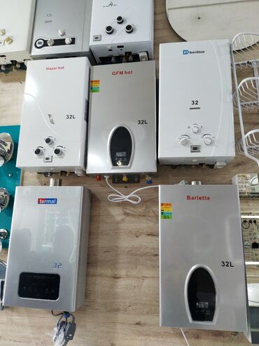 ev qizdiricilar: Divar montajı üçün nəzərdə tutulmuş, gümüşü rəngdə qaz axan su