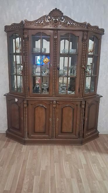parfum vitrine: Klassik üslubda qonaq otağı servanta/vitrin şkafı. Tünd qəhvəyi rəngdə — 1