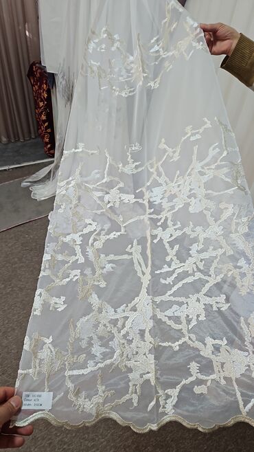 Pərdə və tüllər: Ağ rəngli, zərif güllü naxışlarla bəzədilmiş tül pərdə. Yüngül və — 4