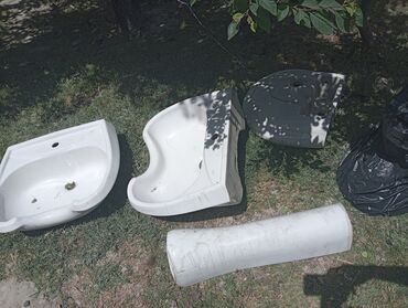 Unitazlar: Ağ rəngli unitaz və lavabo dəsti. Dəstə unitazın oturacağı və