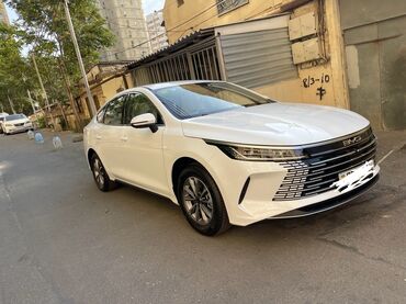 byd f3 2012: BYD sedan – ağ rəng, aerodinamik kuzov və futuristik ön panel dizaynı