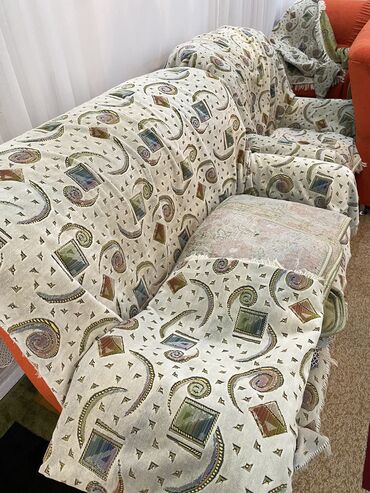 мебель в караколе: Прямой диван, цвет - Оранжевый, Б/у