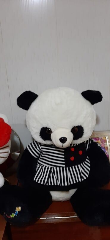 18 oyuncaqlar: Panda formal üslubda geyinmiş yumşaq oyuncaqdır. Üzərində zolaqlı