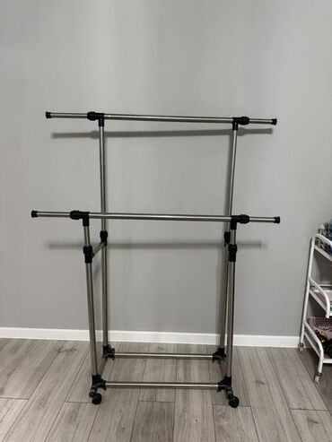 прихожный шкаф: Двухъярусная напольная вешалка для одежды на колёсах. - Материал