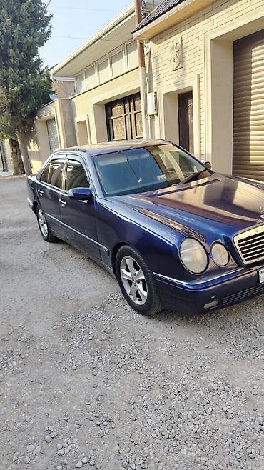 a class mercedes: Mercedes‑Benz E‑Class (W210), sedan, tünd göy rəng. Xüsusiyyətlər: - — 2