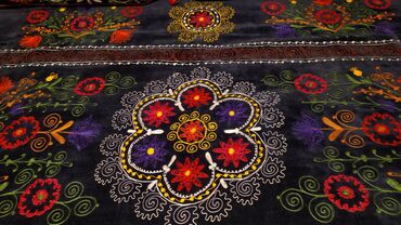 Άλλα αντικείμενα για το σπίτι: Ένα κάλυμμα κρεβατιού και δύο μαξιλάρια. Κεντημένο σε παραδοσιακό — 9