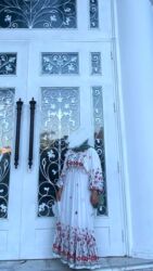 toxunma yun donlar: Ağ rəngdə, uzun, romantik üslublu don. - Material: yüngül, uçuşan