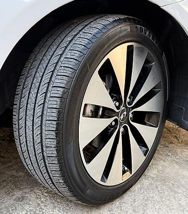 Kia: Kia Optima – ağ rəngli sedan Xarici xüsusiyyətlər: - Şık ağ kuzov — 9