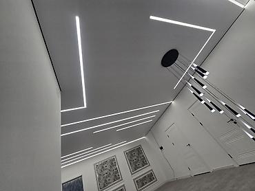 трек потолок: Натяжные потолки с интегрированной светодиодной подсветкой и линейными — 2