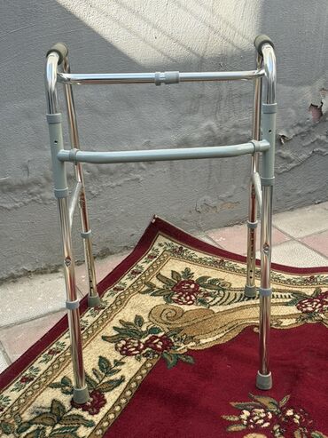 Tibbi avadanlıq: Yürümə çərçivəsi (piyada gəzdirən) - Material: yüngül, parlaq