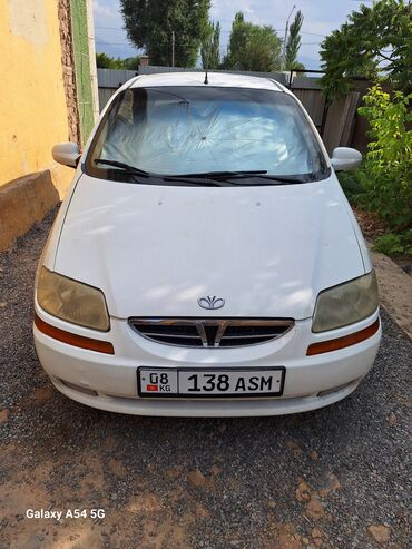 даево леганза: Белый хэтчбек Daewoo Kalos, модель 2003 года, оснащенный бензиновым