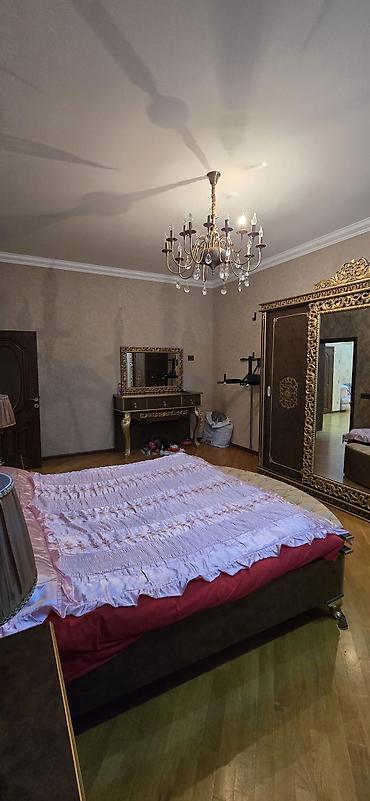 pirsagida satilan evler: Satılır – geniş həyət evi - Üç mərtəbəli, mansardlı mülk. - Fasadda — 9