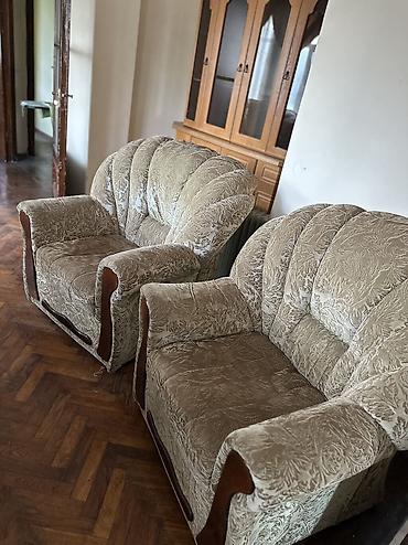 ucuz dolablar: Klassik üslubda, natüral ağac teksturasına malik vitrinli bufet dəsti — 2