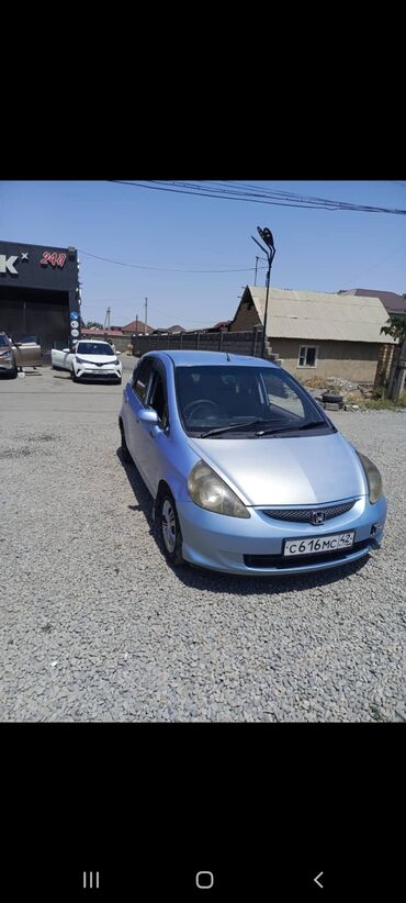 купить трехколесный скутер: Хэтчбек Honda Fit в голубом цвете, оснащенный четырехцилиндровым