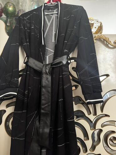 Kardiqanlar, jaketlər: Qadın uzun – PIENA - Rəng: qara, nazik ağ xətt naxışları - Model — 1