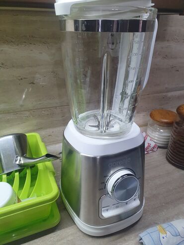 šporet sa ravnom pločom gorenje: Gorenje blender sa staklenom posudom. Ima više brzina i pogodan je za