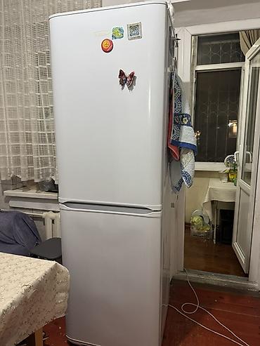 Холодильник двухкамерный, белый, с нижней морозильной камерой