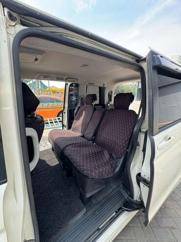 руль для скутера: Белый минивэн Honda Stepwgn, предназначенный для комфортных семейных