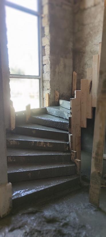 Pilləkən məhəccərləri: Betondan hazırlanmış pilləkənlər müxtəlif layihələr üçün uyğundur. Bu — 9