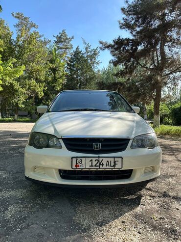 спортивные автомобили: Автомобиль Honda Odyssey белого цвета. Этот минивэн оснащен просторным