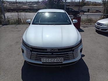 ucuz elektrikli avtomobil: BYD Qin Plus DM-i sedan - Kuzov: 4 qapılı sedan, ağ rəng - Güc — 6