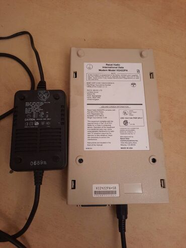 Druga oprema za računare i laptopove: Stari retro modem i adapter za kompjuter.

Nepoznato stanje — 11