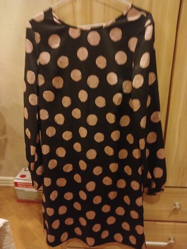 трикотажные юбки для девочек: Qara rəngli, iri bej nöqtə naxışlı qadın paltarı. - Uzunqol dizayn