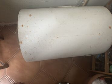 ТВ и видео: Bu, Ariston markalı silindrik formalı su qızdırıcısıdır. Ağ rəngdədir