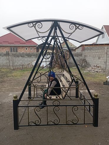 Откатные ворота: Элегантные кованые ворота черного цвета с изящными золотистыми — 14