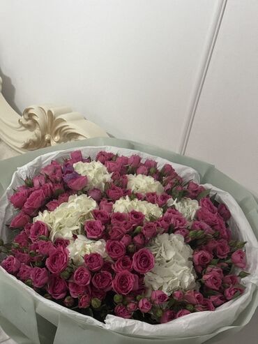персон идиш: Пышный авторский букет в шляпной коробке/объёмной упаковке. - Состав