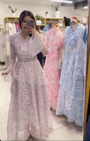 вечернее нежно розовое платье: Воздушное платье в цветочный принт - Длина: макси - Силуэт