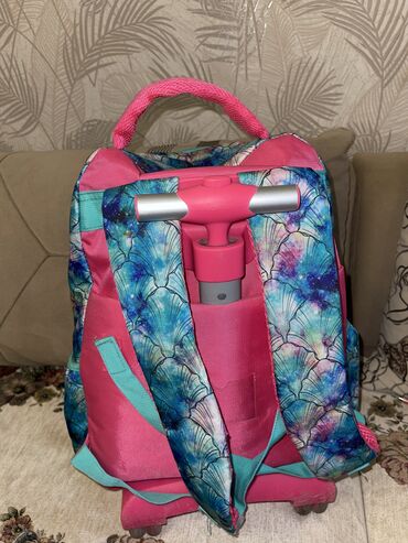 Çantalar: Mektebli çantasi ve yemek çantasi. Dest sekilde satilir. Sentyabrda — 10