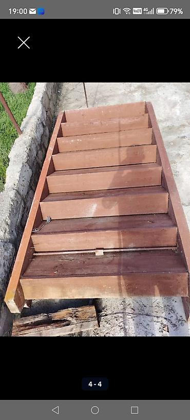 Новое на lalafo: Taxta pilləkən konstruksiyası - Material: qalın taxta şüalar və taxta — 1