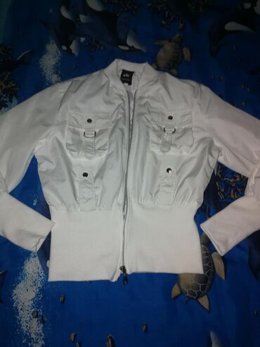 химчистка куртка: Курточка, легкая, удобная 300 сом