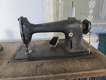 İncəsənət və kolleksiyalar: Məhsul: Singer pedallı tikiş maşını və ağac stolu Xüsusiyyətlər: - — 2