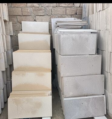 Kafel və metlax: Bej rəngli, düzbucaqlı formalı, təbii daş plitələr. İstənilən interyer — 11