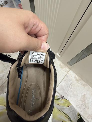 nike react: Продаю школьную кроссовкиодевали 2 раза качество отличное размер — 3