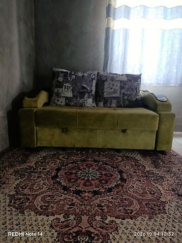 Прямые диваны: Компактный диван-кровать с подлокотниками и декоративными подушками — 2