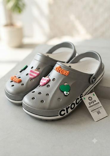 kroks sabolar: Gri rəngli Crocs tərzli rezin klokslar – yüngül, rahat və gündəlik — 1